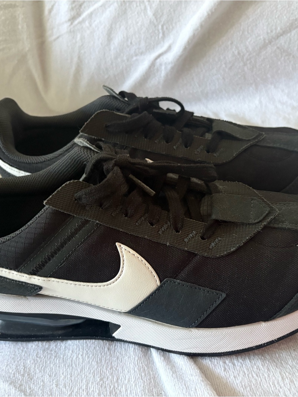 Nike Men’s Black and White Retro Runner Sneakers